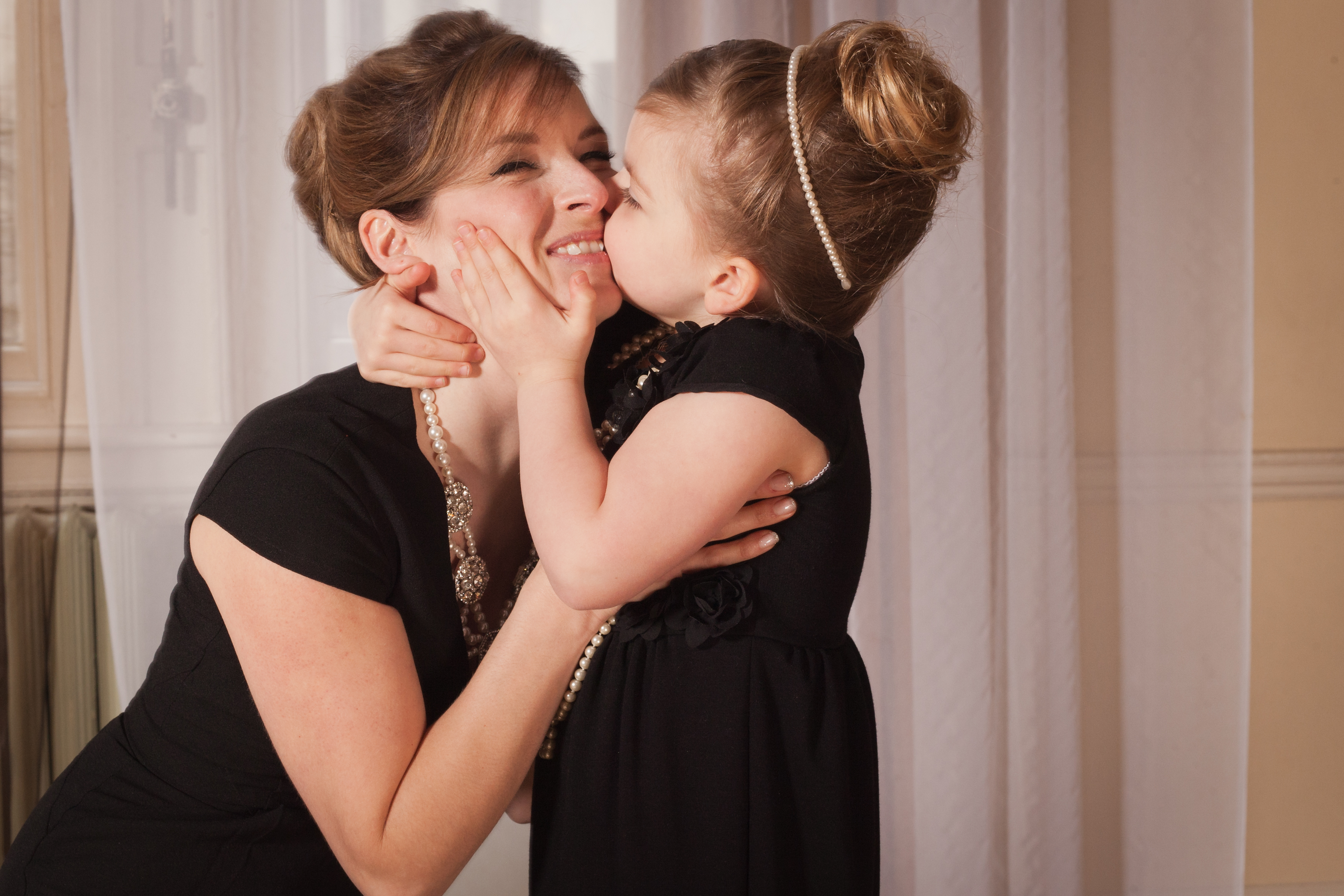 Лесбиянка мама учит дочку азам лесбийской любви